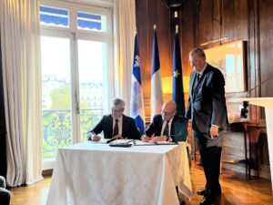 Françoys Labonté, Président-directeur général du CRIM, Paul Labrogère, Président-directeur général, SystemX et Henri-Paul Rousseau, délégué général du Québec à Paris, lors de la signature de l'entente, le 15 juin 2025, à Paris.